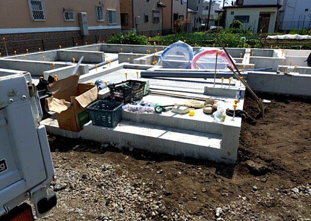 【玄関】玄関は家の顔でもあり、家族以外の目にも止まる場所です。玄関は外との間を仕切る扉、靴などをしまっておく収納スペース、靴脱ぎのたたきスペース、来客とのやり取りをするドアホンなど複数のアイテムからなります。