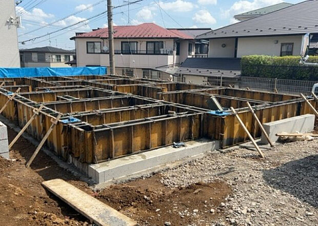 【玄関】玄関は家の顔でもあり、家族以外の目にも止まる場所です。玄関は外との間を仕切る扉、靴などをしまっておく収納スペース、靴脱ぎのたたきスペース、来客とのやり取りをするドアホンなど複数のアイテムからなります。