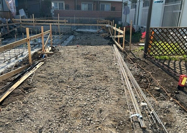 【駐車場_2】駐車場と明記されていても、最小スペースでつくられた駐車場だと大型車は駐車できなかったり、出入りしにくくなったりする可能性があります。お車のサイズと購入したい物件の駐車場のサイズを現地で確認しましょう。