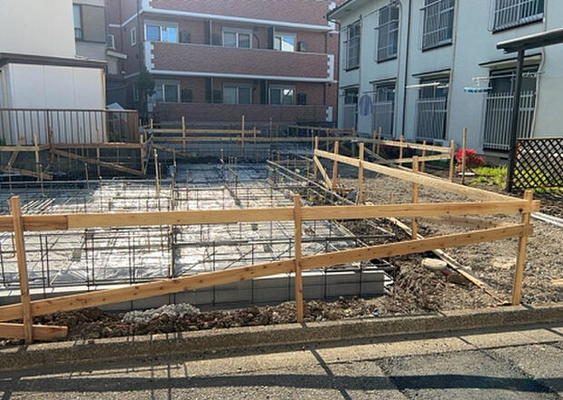 【前面道路含む現地写真_2】前面道路の幅員や歩道の有無、近隣の建物との距離感などは、実際の生活の利便性や安全性に大きく影響します。複数のアングルから前面道路の状況を確認することで、より具体的に生活イメージを描けます。