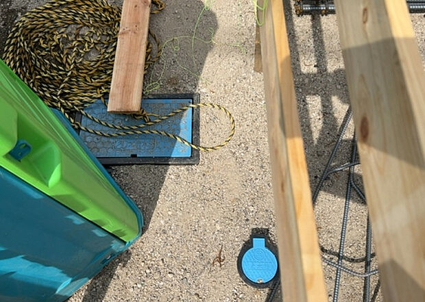 【その他設備】敷地内には、散水栓や立水栓があります。水道水を直接利用できるため、水を運ぶ手間を省くことが出来ます。大量の水を必要とする洗車作業や清掃などに役立ちます。その他設備とあわせて、現地でご確認ください。
