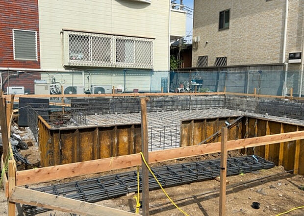 【構造・工法・仕様_2】ベタ基礎とは、柱の位置に関係なく全体に基礎がある事を指し、面積が大きい分建物の重さを全体に分散できます。また、地面からの湿気や害虫を遮断でき、木造住宅で心配されるシロアリ被害を防ぐ効果も期待できます。