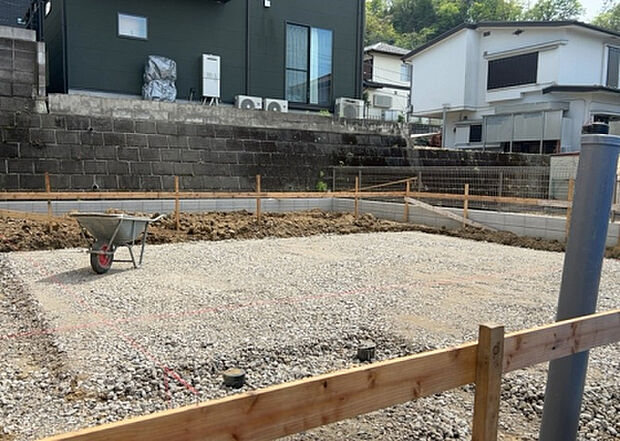 【外観_3】現地に行くなら、物件の周囲の地形がどうなっているかを見ることも大切です。周辺より低くなっている土地では、大雨などで水が集まりやすいため、地盤が弱くなっているということも考えられるため、注意が必要です。