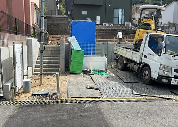 【前面道路含む現地写真_2】前面道路の幅員や歩道の有無、近隣の建物との距離感などは、実際の生活の利便性や安全性に大きく影響します。複数のアングルから前面道路の状況を確認することで、より具体的に生活イメージを描けます。
