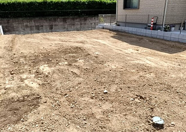 【構造・工法・仕様_2】ベタ基礎とは、柱の位置に関係なく全体に基礎がある事を指し、面積が大きい分建物の重さを全体に分散できます。また、地面からの湿気や害虫を遮断でき、木造住宅で心配されるシロアリ被害を防ぐ効果も期待できます。