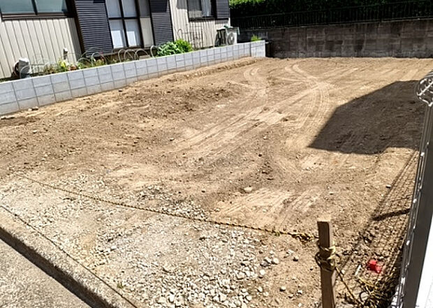 【庭_2】庭のある家に住むことのメリットとして、子どもたちの遊び場を確保できること、ガーデニングや家庭菜園を楽しめること、明るさを確保できることがあります。また、配置を工夫することでプライバシーが確保できます。
