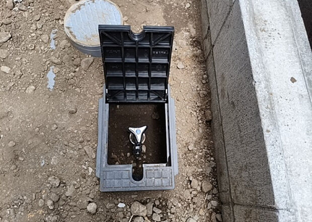 【その他設備】敷地内には、散水栓や立水栓があります。水道水を直接利用できるため、水を運ぶ手間を省くことが出来ます。大量の水を必要とする洗車作業や清掃などに役立ちます。その他設備とあわせて、現地でご確認ください。