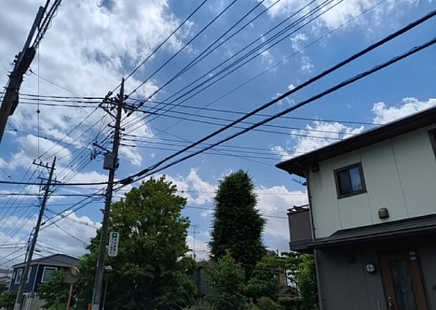 【物件からの展望_2】眺望を気にして物件を探す場合、前面に建物が建っていないか現地で確認しましょう！前面に建物があると景色はもちろん、日当たりや風通しにも影響が出てきます。住んだ時のことを想像しながら現地見学をしましょう。