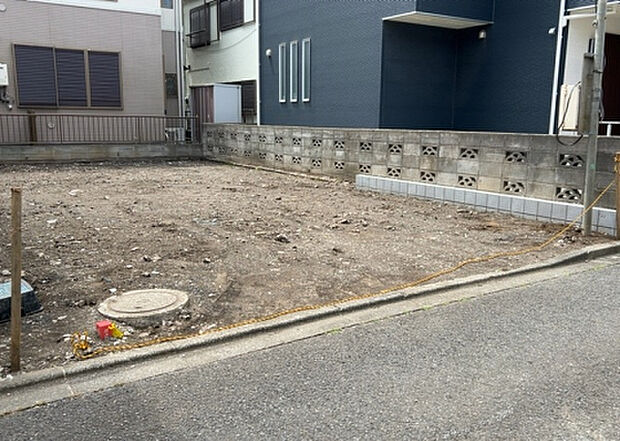 【前面道路含む現地写真_2】前面道路の幅員や歩道の有無、近隣の建物との距離感などは、実際の生活の利便性や安全性に大きく影響します。複数のアングルから前面道路の状況を確認することで、より具体的に生活イメージを描けます。
