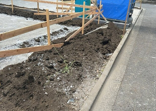 【その他設備】敷地内には、散水栓や立水栓があります。水道水を直接利用できるため、水を運ぶ手間を省くことが出来ます。大量の水を必要とする洗車作業や清掃などに役立ちます。その他設備とあわせて、現地でご確認ください。
