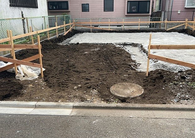 【駐車場_2】駐車場と明記されていても、最小スペースでつくられた駐車場だと大型車は駐車できなかったり、出入りしにくくなったりする可能性があります。お車のサイズと購入したい物件の駐車場のサイズを現地で確認しましょう。