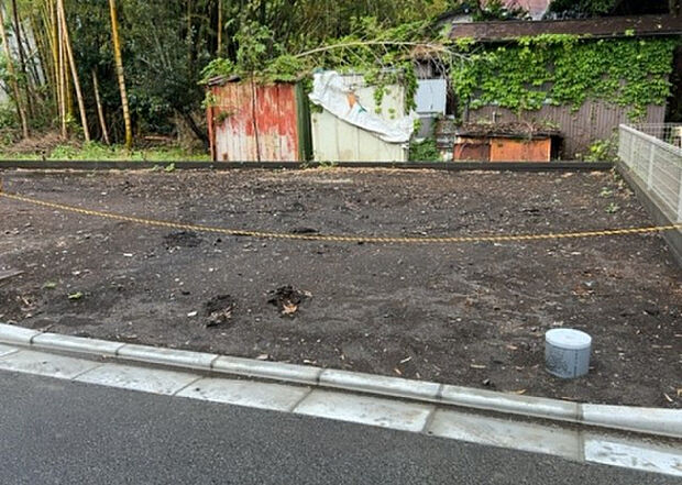 【前面道路含む現地写真_2】前面道路の幅員や歩道の有無、近隣の建物との距離感などは、実際の生活の利便性や安全性に大きく影響します。複数のアングルから前面道路の状況を確認することで、より具体的に生活イメージを描けます。