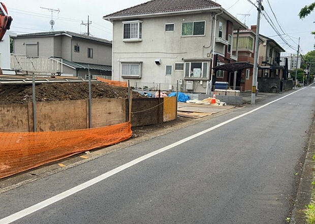 【前面道路含む現地写真_2】前面道路の幅員や歩道の有無、近隣の建物との距離感などは、実際の生活の利便性や安全性に大きく影響します。複数のアングルから前面道路の状況を確認することで、より具体的に生活イメージを描けます。