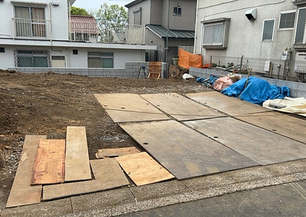 【玄関_2】玄関は、狭すぎると複数人で使いにくく、広すぎても無駄な空間になりがちです。最低2畳を目安にして、家の広さとの兼ね合いや家族の人数を考慮して決めるとよいでしょう。現地を見学して快適な玄関を選びましょう!