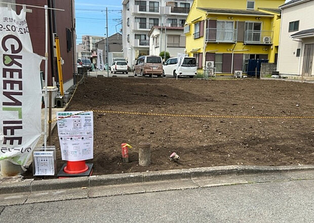 【前面道路含む現地写真_2】前面道路の幅員や歩道の有無、近隣の建物との距離感などは、実際の生活の利便性や安全性に大きく影響します。複数のアングルから前面道路の状況を確認することで、より具体的に生活イメージを描けます。