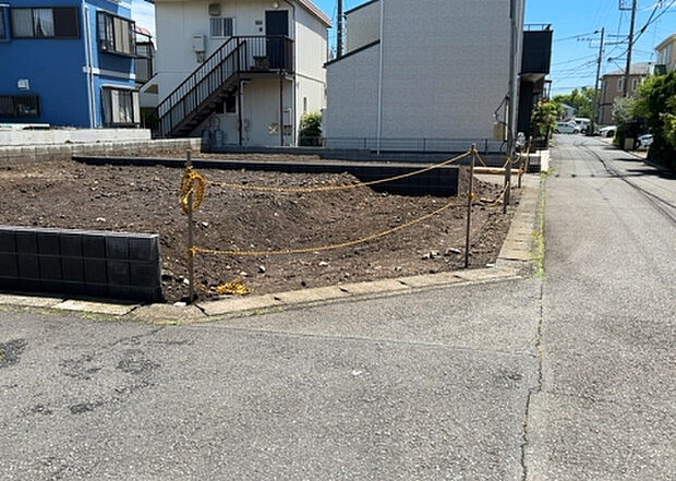 【前面道路含む現地写真_2】前面道路の幅員や歩道の有無、近隣の建物との距離感などは、実際の生活の利便性や安全性に大きく影響します。複数のアングルから前面道路の状況を確認することで、より具体的に生活イメージを描けます。