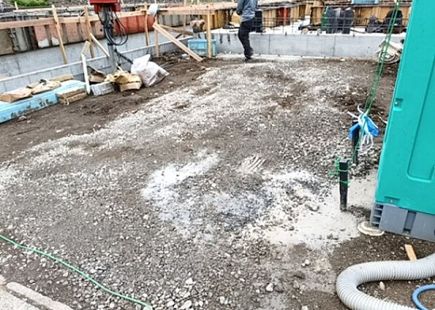 【庭_2】庭のある家に住むことのメリットとして、子どもたちの遊び場を確保できること、ガーデニングや家庭菜園を楽しめること、明るさを確保できることがあります。また、配置を工夫することでプライバシーが確保できます。