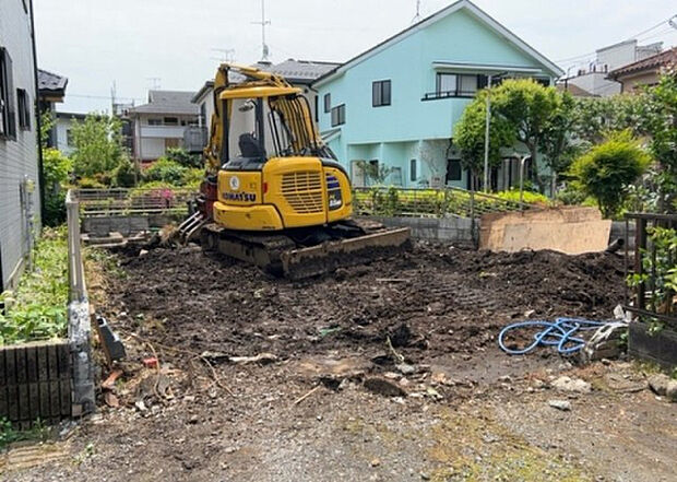 【構造・工法・仕様_2】ベタ基礎とは、柱の位置に関係なく全体に基礎がある事を指し、面積が大きい分建物の重さを全体に分散できます。また、地面からの湿気や害虫を遮断でき、木造住宅で心配されるシロアリ被害を防ぐ効果も期待できます。