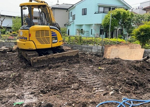 【玄関】玄関は家の顔でもあり、家族以外の目にも止まる場所です。玄関は外との間を仕切る扉、靴などをしまっておく収納スペース、靴脱ぎのたたきスペース、来客とのやり取りをするドアホンなど複数のアイテムからなります。