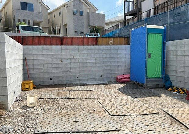 【その他設備】敷地内には、散水栓や立水栓があります。水道水を直接利用できるため、水を運ぶ手間を省くことが出来ます。大量の水を必要とする洗車作業や清掃などに役立ちます。その他設備とあわせて、現地でご確認ください。