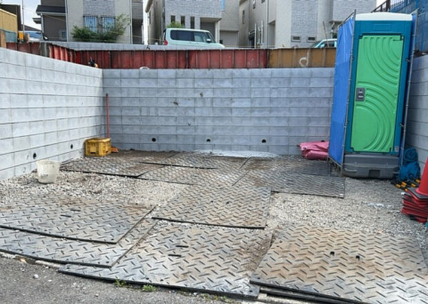 【駐車場_2】駐車場と明記されていても、最小スペースでつくられた駐車場だと大型車は駐車できなかったり、出入りしにくくなったりする可能性があります。お車のサイズと購入したい物件の駐車場のサイズを現地で確認しましょう。