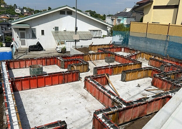 【玄関_2】玄関は、狭すぎると複数人で使いにくく、広すぎても無駄な空間になりがちです。最低2畳を目安にして、家の広さとの兼ね合いや家族の人数を考慮して決めるとよいでしょう。現地を見学して快適な玄関を選びましょう!