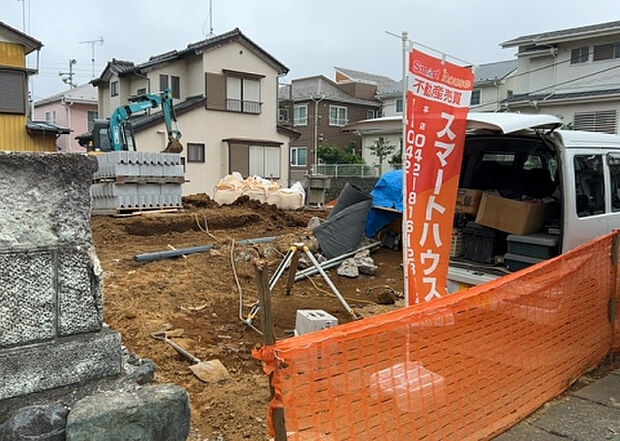 【玄関_2】玄関は、狭すぎると複数人で使いにくく、広すぎても無駄な空間になりがちです。最低2畳を目安にして、家の広さとの兼ね合いや家族の人数を考慮して決めるとよいでしょう。現地を見学して快適な玄関を選びましょう！