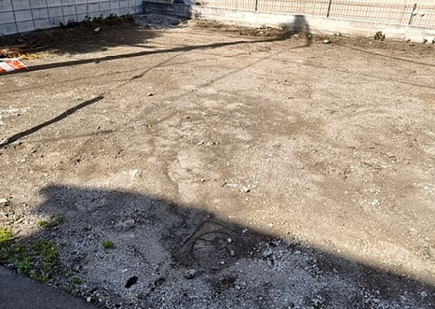 【外観_3】現地に行くなら、物件の周囲の地形がどうなっているかを見ることも大切です。周辺より低くなっている土地では、大雨などで水が集まりやすいため、地盤が弱くなっているということも考えられるため、注意が必要です。