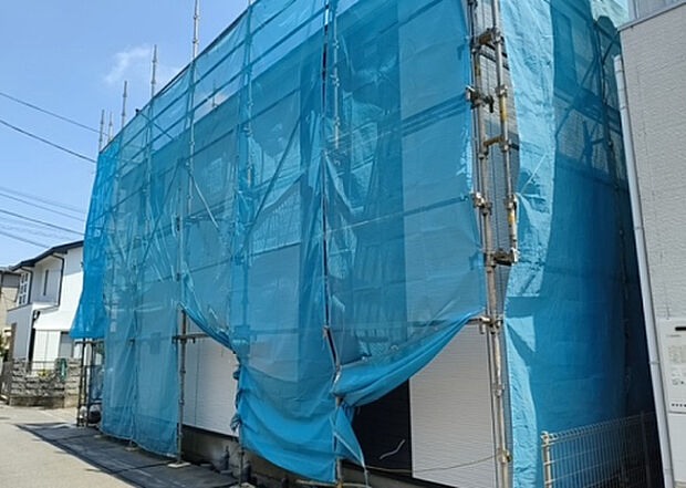 【外観_3】現地に行くなら、物件の周囲の地形がどうなっているかを見ることも大切です。周辺より低くなっている土地では、大雨などで水が集まりやすいため、地盤が弱くなっているということも考えられるため、注意が必要です。