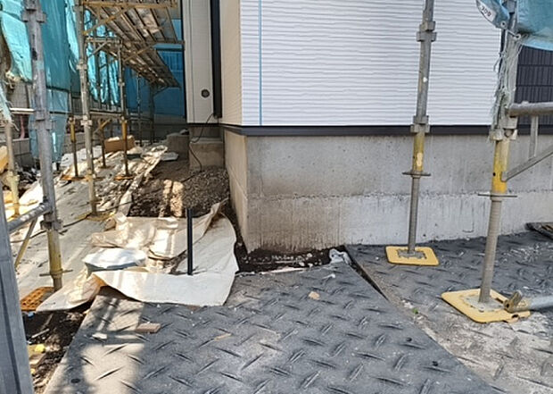【構造・工法・仕様_2】ベタ基礎とは、柱の位置に関係なく全体に基礎がある事を指し、面積が大きい分建物の重さを全体に分散できます。また、地面からの湿気や害虫を遮断でき、木造住宅で心配されるシロアリ被害を防ぐ効果も期待できます。