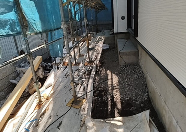 【庭_2】庭のある家に住むことのメリットとして、子どもたちの遊び場を確保できること、ガーデニングや家庭菜園を楽しめること、明るさを確保できることがあります。また、配置を工夫することでプライバシーが確保できます。