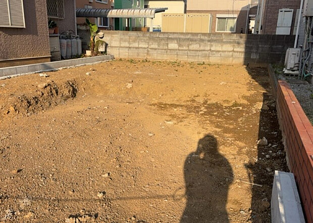 【構造・工法・仕様_2】ベタ基礎とは、柱の位置に関係なく全体に基礎がある事を指し、面積が大きい分建物の重さを全体に分散できます。また、地面からの湿気や害虫を遮断でき、木造住宅で心配されるシロアリ被害を防ぐ効果も期待できます。