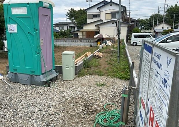 【玄関】玄関は家の顔でもあり、家族以外の目にも止まる場所です。玄関は外との間を仕切る扉、靴などをしまっておく収納スペース、靴脱ぎのたたきスペース、来客とのやり取りをするドアホンなど複数のアイテムからなります。