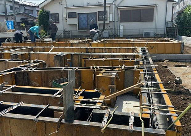 【構造・工法・仕様_2】ベタ基礎とは、柱の位置に関係なく全体に基礎がある事を指し、面積が大きい分建物の重さを全体に分散できます。また、地面からの湿気や害虫を遮断でき、木造住宅で心配されるシロアリ被害を防ぐ効果も期待できます。