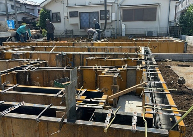 【玄関】玄関は家の顔でもあり、家族以外の目にも止まる場所です。玄関は外との間を仕切る扉、靴などをしまっておく収納スペース、靴脱ぎのたたきスペース、来客とのやり取りをするドアホンなど複数のアイテムからなります。