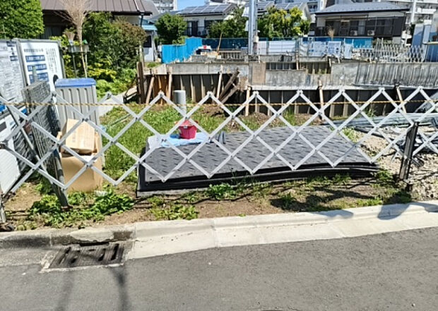 【駐車場_2】駐車場と明記されていても、最小スペースでつくられた駐車場だと大型車は駐車できなかったり、出入りしにくくなったりする可能性があります。お車のサイズと購入したい物件の駐車場のサイズを現地で確認しましょう。