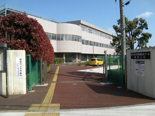 南中学校(約816m)