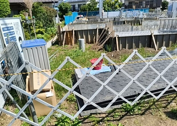 【庭_2】庭のある家に住むことのメリットとして、子どもたちの遊び場を確保できること、ガーデニングや家庭菜園を楽しめること、明るさを確保できることがあります。また、配置を工夫することでプライバシーが確保できます。