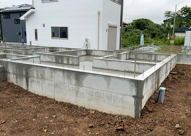 【構造・工法・仕様_2】ベタ基礎とは、柱の位置に関係なく全体に基礎がある事を指し、面積が大きい分建物の重さを全体に分散できます。また、地面からの湿気や害虫を遮断でき、木造住宅で心配されるシロアリ被害を防ぐ効果も期待できます。