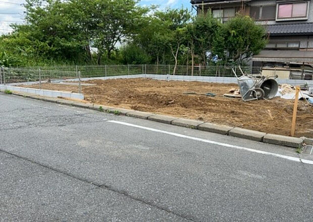 【前面道路含む現地写真_2】前面道路の幅員や歩道の有無、近隣の建物との距離感などは、実際の生活の利便性や安全性に大きく影響します。複数のアングルから前面道路の状況を確認することで、より具体的に生活イメージを描けます。