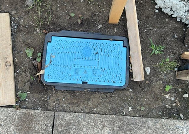 【その他設備】敷地内には、散水栓や立水栓があります。水道水を直接利用できるため、水を運ぶ手間を省くことが出来ます。大量の水を必要とする洗車作業や清掃などに役立ちます。その他設備とあわせて、現地でご確認ください。