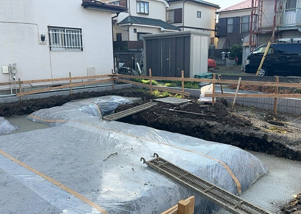 【外観_3】現地に行くなら、物件の周囲の地形がどうなっているかを見ることも大切です。周辺より低くなっている土地では、大雨などで水が集まりやすいため、地盤が弱くなっているということも考えられるため、注意が必要です。