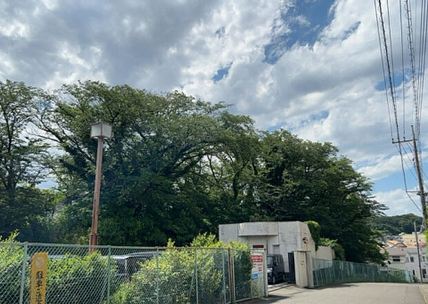 【物件からの展望_2】眺望を気にして物件を探す場合、前面に建物が建っていないか現地で確認しましょう！前面に建物があると景色はもちろん、日当たりや風通しにも影響が出てきます。住んだ時のことを想像しながら現地見学をしましょう。