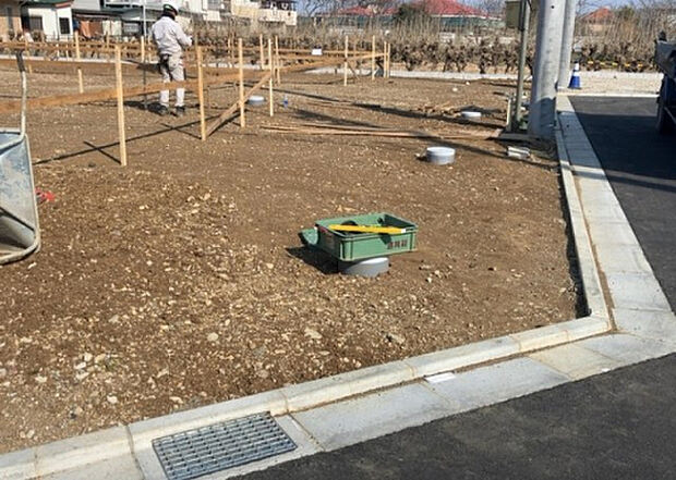 【駐車場_2】駐車場と明記されていても、最小スペースでつくられた駐車場だと大型車は駐車できなかったり、出入りしにくくなったりする可能性があります。お車のサイズと購入したい物件の駐車場のサイズを現地で確認しましょう。