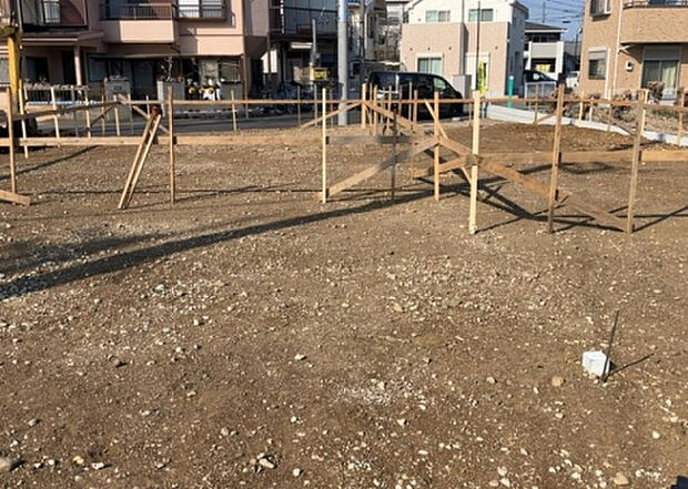【庭_2】庭のある家に住むことのメリットとして、子どもたちの遊び場を確保できること、ガーデニングや家庭菜園を楽しめること、明るさを確保できることがあります。また、配置を工夫することでプライバシーが確保できます。