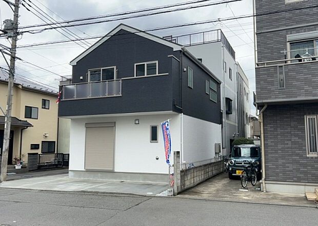 【前面道路含む現地写真_2】お持ちの車種によっては前面道路が広い方が便利でしょう。しかし、前面道路が広ければその分交通量が多くなるため、騒音などが気になる場合があります。実際に現地を見学し、周辺交通量や騒音などを確認しましょう！