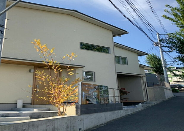 【外観】敷地内には、散水栓や立水栓があります。水道水を直接利用できるため、水を運ぶ手間を省くことが出来ます。大量の水を必要とする洗車作業や清掃などに役立ちます。その他設備とあわせて、現地でご確認ください。