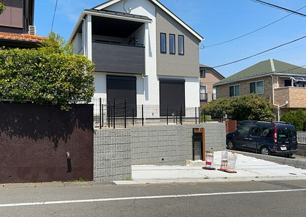 【前面道路含む現地写真_2】お持ちの車種によっては前面道路が広い方が便利でしょう。しかし、前面道路が広ければその分交通量が多くなるため、騒音などが気になる場合があります。実際に現地を見学し、周辺交通量や騒音などを確認しましょう!