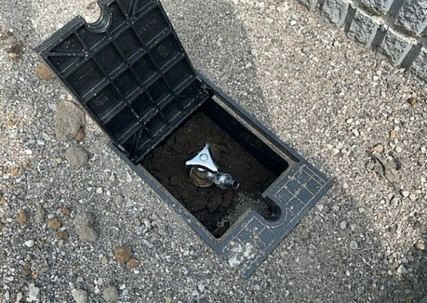 【その他設備】敷地内には、散水栓や立水栓があります。水道水を直接利用できるため、水を運ぶ手間を省くことが出来ます。大量の水を必要とする洗車作業や清掃などに役立ちます。その他設備とあわせて、現地でご確認ください。