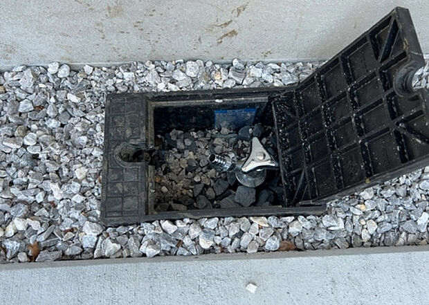 【その他設備】敷地内には、散水栓や立水栓があります。水道水を直接利用できるため、水を運ぶ手間を省くことが出来ます。大量の水を必要とする洗車作業や清掃などに役立ちます。その他設備とあわせて、現地でご確認ください。